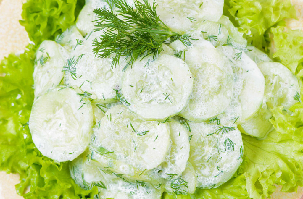 Salade van sla en komkommer