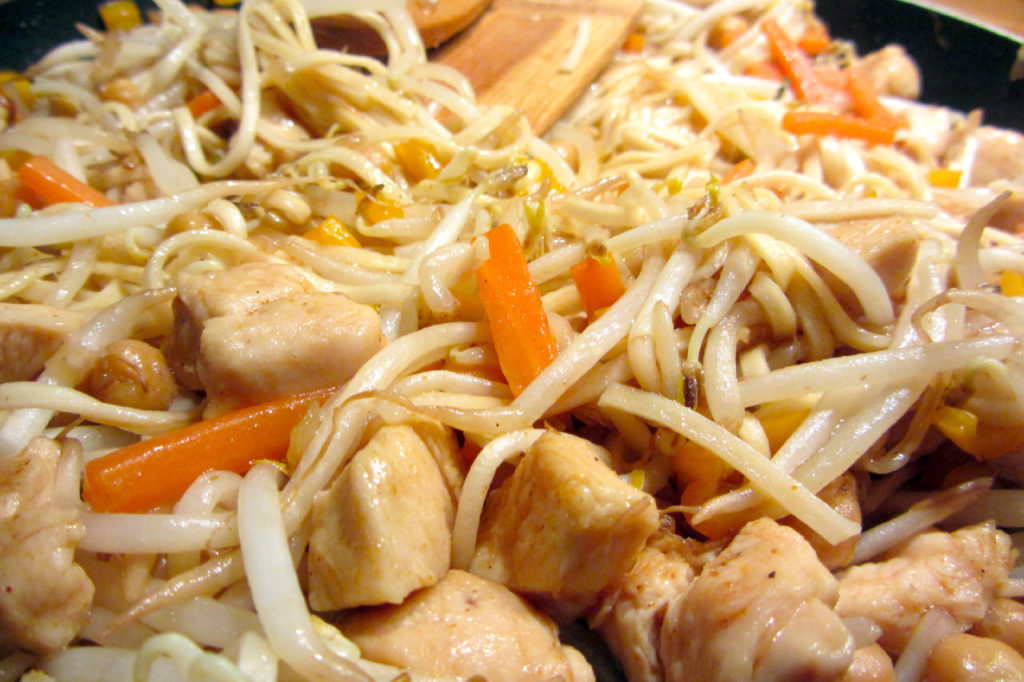 Wok van kip met honing en koriander
